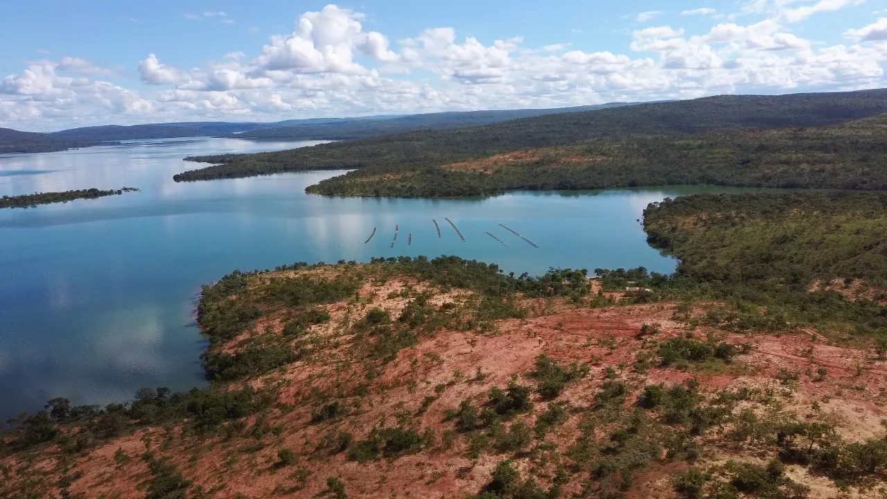 Vista aérea do lago de Três Marias entre o cerrado